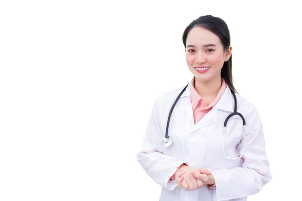 身穿军服的年轻的亚洲专业女医生站在那里 自信地手牵着手 孤身一人在白种人的背景下工作 保健概念 — 图库照片
