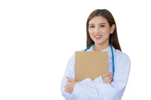 站在医院里 身穿白色长袍和听诊器 身穿白色背景衣服的年轻亚洲专业女医生高兴地交叉着双臂 微笑着 — 图库照片