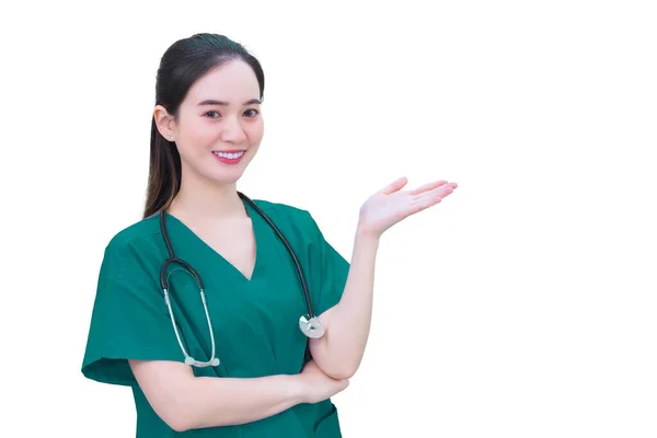 专业的年轻亚洲女医生穿着医疗服装 同时展示她的手 建议一些具有白色背景的东西 保护和保健概念 — 图库照片
