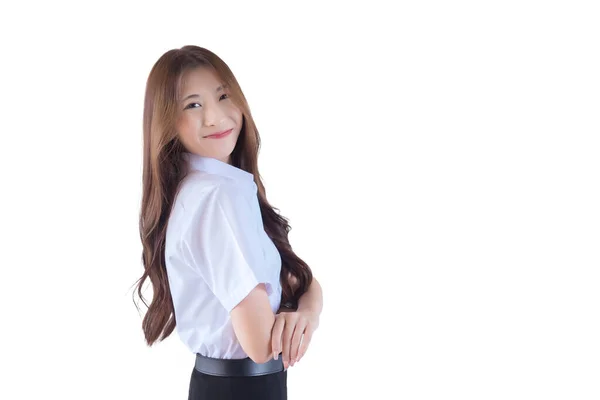 穿着大学生制服的泰国成年学生的画像 站在那里的亚洲可爱姑娘 两臂自信地交叉在白底上 — 图库照片