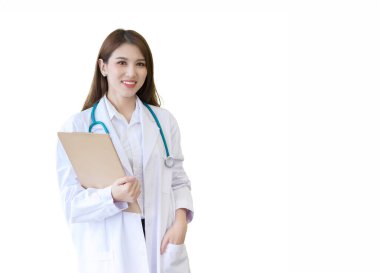 Genç profesyonel Asyalı kadın doktor beyaz laboratuvar önlüğü giyer ve beyaz arka planda izole bir şekilde hastanedeki iş yerinde elindeki panoyu tutar. Coronavirus koruma kavramı.