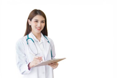Profesyonel Asyalı kadın doktor, beyaz arka planda izole edilirken hastanede belirtileri panoya koymak için Walker 'ı kullanırken yüz maskesi takan erkek hastayı kontrol ediyor..