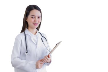 Profesyonel genç kadın doktor, hastanede beyaz laboratuvar önlüğü ve steteskop giyerken kameraya gülümseyen bir belge tutuyor..