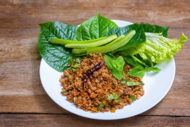 Larb Ped Baharatlı Ördek Salatası ahşap masada taze sebzelerle. Tayland yerel yemek tarifi. Larb Ped. İçinde bir sürü Tayland bitkisi içeren lezzetli bir menü..