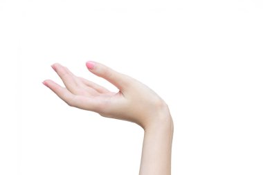 Güzel bir kadın eli, beyaz arka planda bir şey göstermek için manikür konseptinde bir işaret olarak parmağını gösterir..