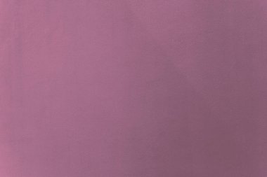 Arka plan olarak beton duvar dokusunda kırmızı menekşe boya.