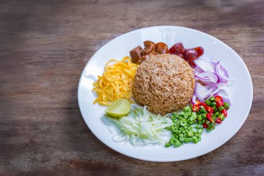 Karides ezmeli pilav veya Khao kluk kapi, Tayland yasemin pilavı ve çeşitli mezeler ile karıştırılmış karides ezmesi gibi birçok malzemeyi birleştiren lezzetli bir Tayland yemeğidir..