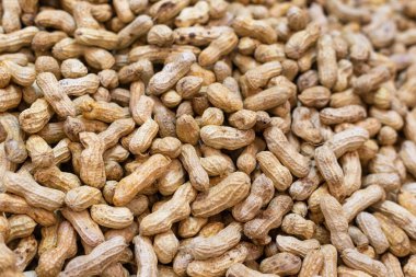 Bir yığın haşlanmış yerel fıstık, yüksek proteinli ve birçok faydası olan, marketlerde ve sokak yemeklerinde yaygın olarak satılan bir atıştırmalıktır..