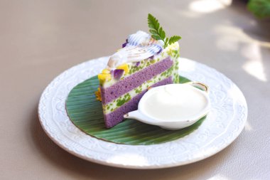 Hindistancevizi sütünde un yapılan Taro Thai tatlısıyla Lod Chong Keki.