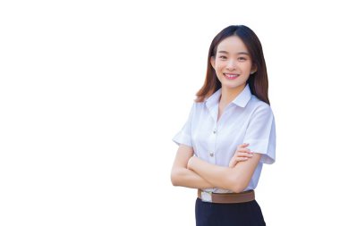 Yetişkin bir Taylandlı öğrencinin üniversite öğrenci üniforması içindeki portresi. Asyalı güzel kız kollarını okulun beyaz arka planında kavuşturarak mutlu ve kendinden emin bir şekilde gülümsüyor..