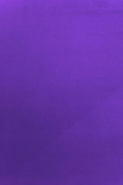 Arka plan olarak beton duvar dokusunda mor boya var. Minimalist tasarım, markalaşma, dijital duvar kağıdı, ürün modellemeleri veya modern yaratıcı projeler için mükemmel..