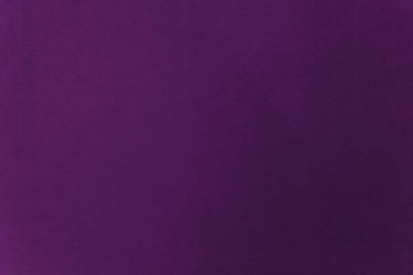 Фиолетовая краска на цементной стене текстуры в качестве фона. Перфект для минималистского дизайна, брендинга, цифровых обоев, макетов продуктов или современных творческих проектов.