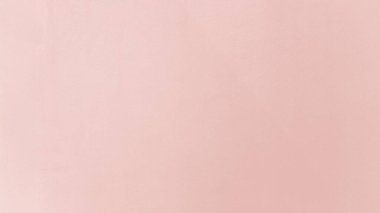 İnce beton duvar dokusunda Hint kırmızısı boya. Bu temiz, minimalist arka plan yaratıcı tasarım projeleri, sunumlar ve dijital medya için yumuşak, sıcak bir estetik sunuyor..