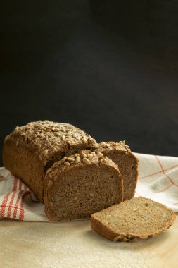 Havlunun üstünde bir somun taze ekmek. Lezzetli ve sağlıklı ev yapımı ekmek. Yan görünüm
