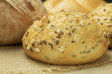 Havlunun üstünde bir somun taze ekmek. Lezzetli ve sağlıklı ev yapımı ekmek. Yan görünüm