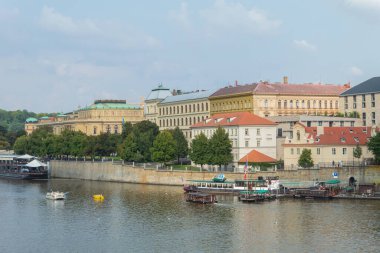 Prag 'daki Vltava nehrinin kıyısında bir restoran. Restoranı olan güzel bir deniz manzarası. Prag, Çek Cumhuriyeti: 14 Mart 2023