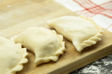 Hamurdan hamur tatlısı yapma süreci. Geleneksel ev yemeği. Hamur köftesi için Hamur. Tahtada çiğ hamur köftesi. Hamur tatlısı yapma süreci