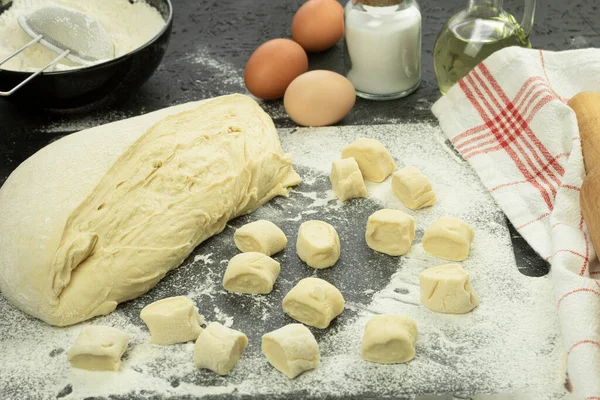 Hamurdan hamur tatlısı yapma süreci. Geleneksel ev yemeği. Hamur köftesi için Hamur. Tahtada çiğ hamur köftesi. Hamur tatlısı yapma süreci