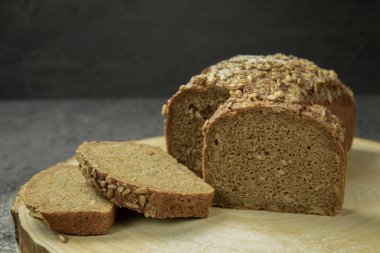 Havlunun üstünde bir somun taze ekmek. Lezzetli ve sağlıklı ev yapımı ekmek. Yan görünüm