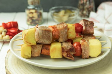 Patates ve sebzeli bir tabak et. Lezzetli ve iştah açıcı, şişte ızgara. Sebzeli şiş kebap. Metin için yer