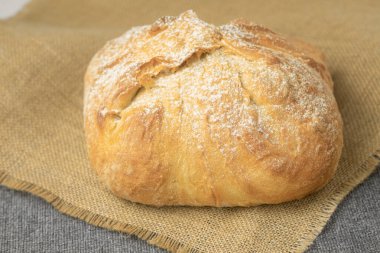 Taze ve çıtır çıtır ekmek havlunun üzerinde erir. Taze, çıtır çıtır, lezzetli buğday ekmeğinin yakın çekimi. Yan görünüm