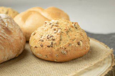 Taze ve çıtır çıtır ekmek havlunun üzerinde erir. Taze, çıtır çıtır, lezzetli buğday ekmeğinin yakın çekimi. Yan görünüm