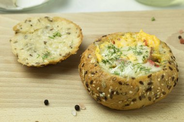 Peynir ve yumurtayla doldurulmuş lezzetli çörek. Sandviç tarifi. Atıştırmalık yemek fotoğrafı