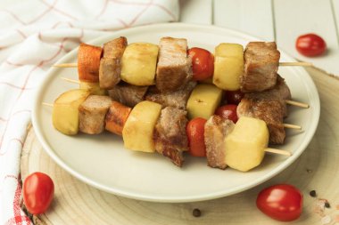 Patates ve sebzeli bir tabak et. Lezzetli ve iştah açıcı, şişte ızgara. Sebzeli şiş kebap. Metin için yer