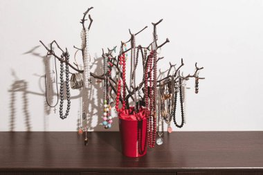 El yapımı, ağaç şeklinde bir mücevher tutacağı. Çekmece sandığında süslemeler olan ürünler. İç mekan, orijinal fikir. Kapat.