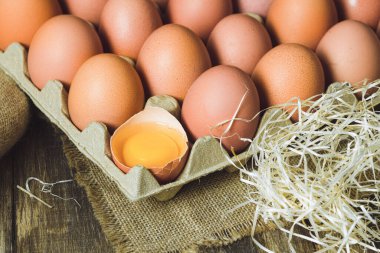 Kırsal bir arka planda taze toplanmış tavuk yumurtaları. Saman içinde tavuk yumurtası, kırsal alan