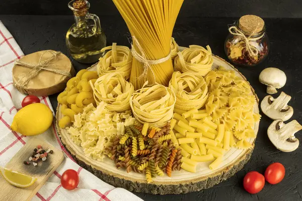 Una Variedad Pasta Espaguetis Sobre Fondo Oscuro Pastas Crudas Para —  Fotos de Stock