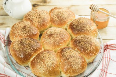 Maya hamurundan taze ve sıcak hamur işleri. Bir sürü taze çörek, yukarıdan gelen sıcak ışık. Ev yapımı yakın çekim. Boşluğu kopyala