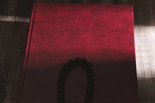 Жесткий Луч Солнца Падает Старую Красную Книгу Солнечный Луч Темноте — стоковое фото