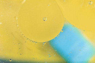 Soyut arkaplan, suyun içinde hava kabarcıkları. Su ve yağın makro fotoğrafı. Sudaki garip balon başkalaşımları. Renkli arka planda yağda güzel ve fantastik makro su damlaları