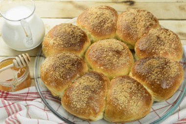 Maya hamurundan taze ve sıcak hamur işleri. Bir sürü taze çörek, yukarıdan gelen sıcak ışık. Ev yapımı yakın çekim. Boşluğu kopyala