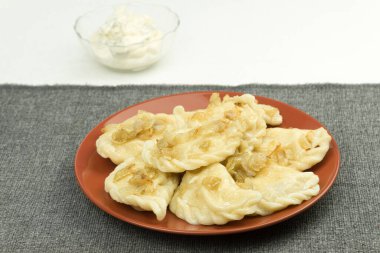 Tabakta nefis ev yapımı hamur tatlısı, yakın plan. Lezzetli ev yapımı, kızarmış soğanlı börek.