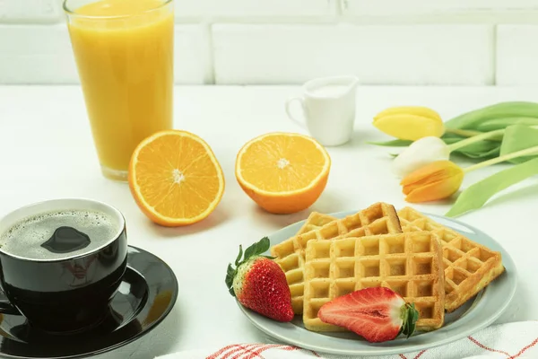 Бельгійські Вафлі Свіжі Фрукти Сніданок Свіжий Апельсиновий Сік Кава Віденськими — стокове фото