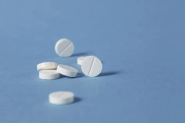 丸い白い丸薬 青の背景にクローズアップ コピースペース 医薬品の背景画像 — ストック写真