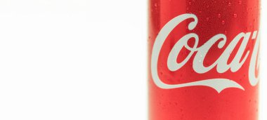 Varşova, Polonya - 10 Mayıs 2023: Beyaz arka planda bir kutu Coca-Cola. Beyaz arkaplanda izole edilmiş klasik Coca-Cola kutusunun editör fotoğrafı