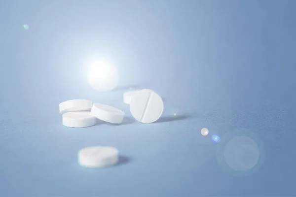 医療用錠剤に太陽光グレア 錠剤に輝く太陽光 異なる色や形状の多くの医療用薬が散在し クローズアップ スペースのコピー — ストック写真