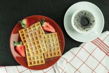 Kahvaltı için tabakta ev yapımı waffle. Hafif bir arka planda lezzetli waffle, meyve ve böğürtlen tabağı