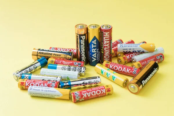 Varsovie Pologne Mai 2023 Batteries Usagées Différentes Tailles Marques Batteries — Photo