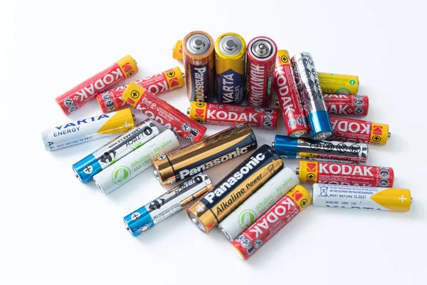 波兰华沙 2023年5月14日 旧电池堆 不同尺寸和品牌的电池 白色背景上的多色电池 — 图库照片