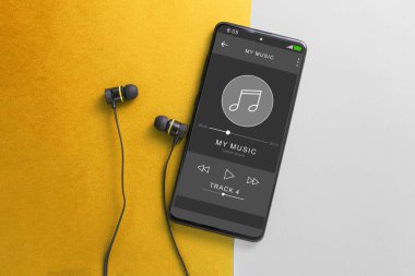 Telefondaki müzik çalar, kablosuz kulaklıklar ve telefon. Siyah kulaklıklar ve telefon ekranında bir müzik çalar. Boşluğu kopyala
