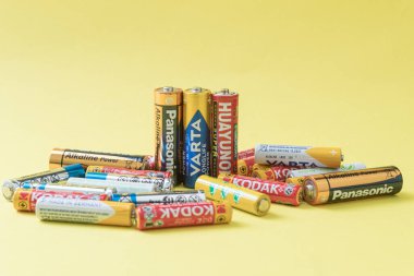Varşova, Polonya - 15 Mayıs 2023: Kullanılmış piller, farklı boyutlarda ve farklı pil markaları. Eski ve kullanılmış piller, farklı tipler ve boyutlar, atık geri dönüşüm konsepti. Metin için yer