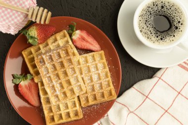 Masada taze waffle, taze pişmiş Belçika waffle 'ı. Ahşap zemin, kopyalama alanı. Lezzetli ev yapımı Belçika waffleları. Şerbetli ya da ballı. Tatlı yaz kahvaltısı.