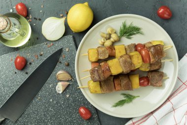 Açık ateşte kızartılmış et, fotokopi alanı olan yiyecek arka planı. Izgara et, ateşte barbekü.