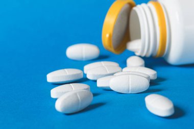 Mavi arka planda uzun beyaz haplar. Mavi arka planda beyaz haplar var. Tıp kavramı. Uzun, geniş afiş. Boşluğu kopyala