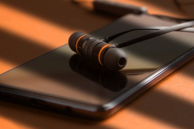 Kablosuz kulaklıklar, masada modern kulaklıklar. Kulaklık ve telefon.