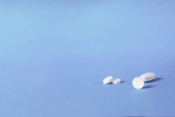 Weiße Runde Medizinische Pillen Auf Blauem Hintergrund Medizinisches Und Pharmazeutisches — Stockfoto